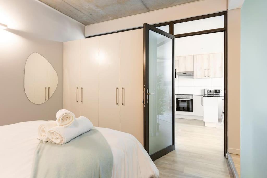 Chic, Central, Family & Group Stay - Stylish 2 Ensuite Bedroom Apartment With Spacious Balcony Cape Town Exterior photo