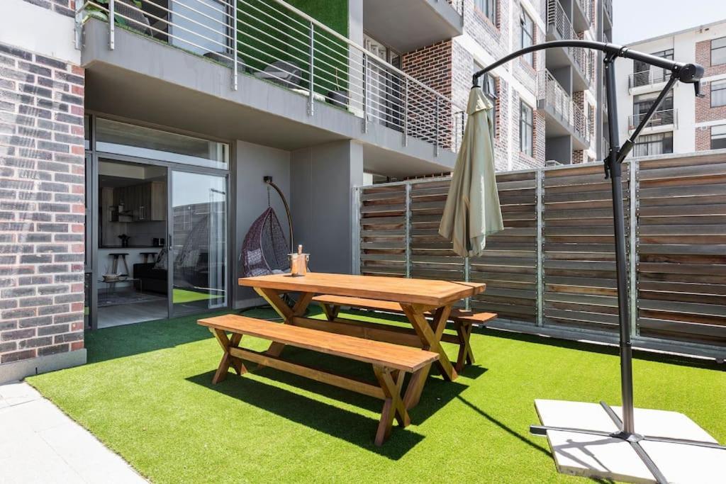 Chic, Central, Family & Group Stay - Stylish 2 Ensuite Bedroom Apartment With Spacious Balcony Cape Town Exterior photo