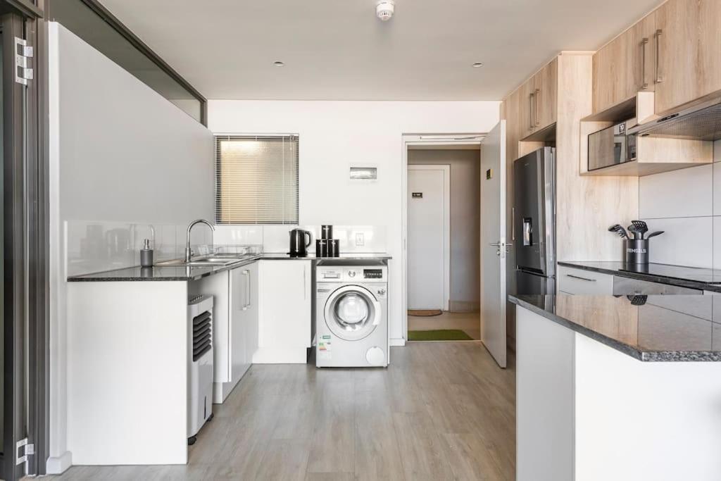 Chic, Central, Family & Group Stay - Stylish 2 Ensuite Bedroom Apartment With Spacious Balcony Cape Town Exterior photo