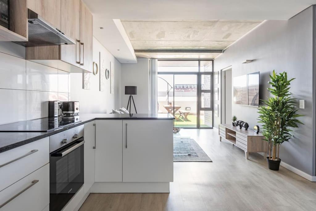 Chic, Central, Family & Group Stay - Stylish 2 Ensuite Bedroom Apartment With Spacious Balcony Cape Town Exterior photo