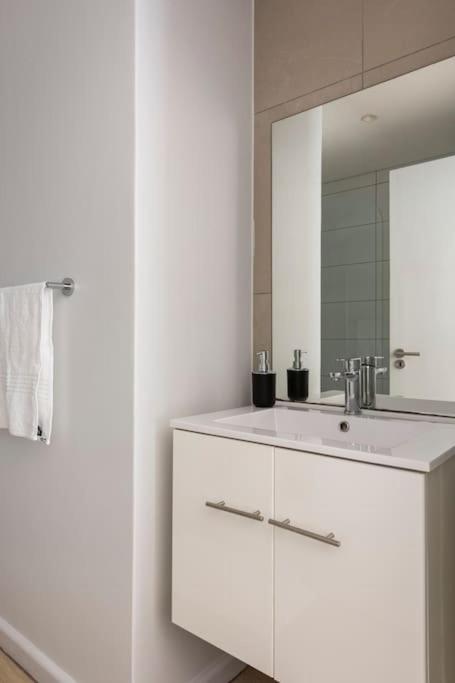 Chic, Central, Family & Group Stay - Stylish 2 Ensuite Bedroom Apartment With Spacious Balcony Cape Town Exterior photo